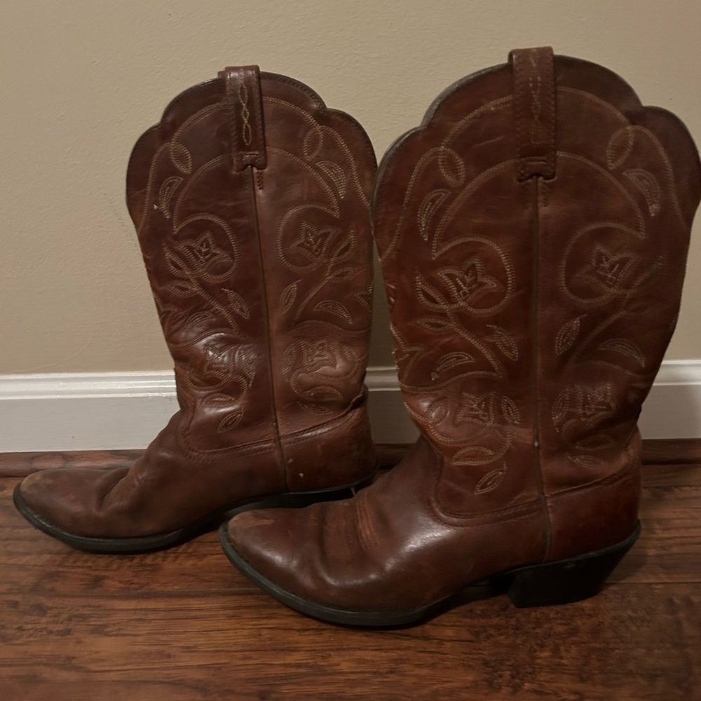 Women’s Ariat Boots - Size 7.5 - Cowgirl Cowboy Boots